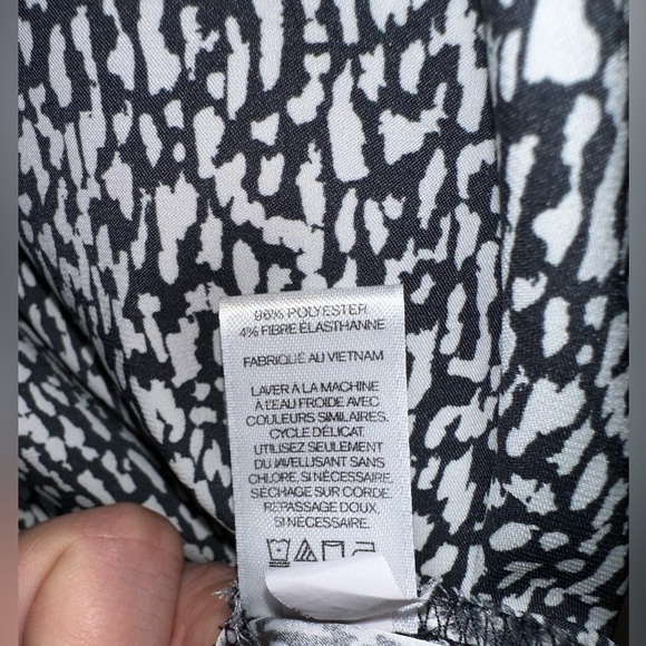 Express Women's Cut-Out Shoulder V-Neck White and  Black Color Blouse Size: M - Picture 6 of 6